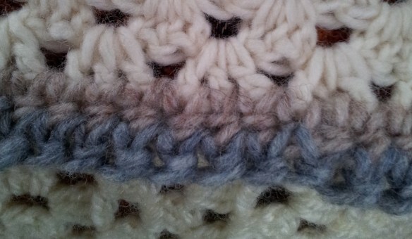 Adding double crochet border to hid different yarns shades