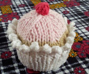 finished knitted cupcake (2)